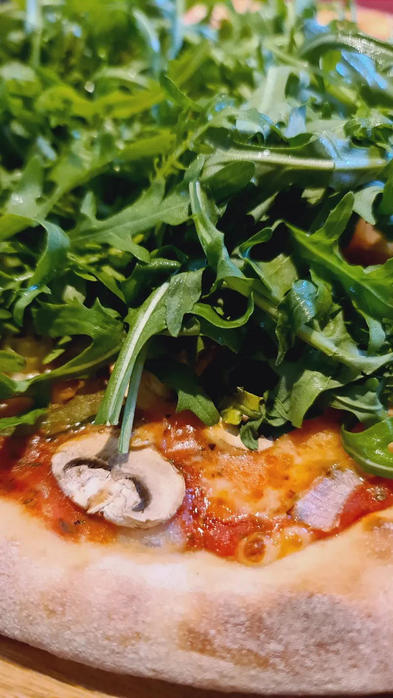 Pizza mit Rucola aus dem Steinofen