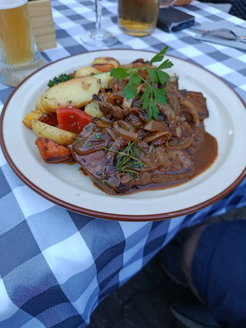 Scaloppine mit Champignons, Rahmsoße und Ofengemüse